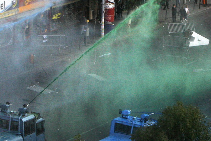 В Будапеште полиция поливает зеленой краской протестующих, 2006 г.
