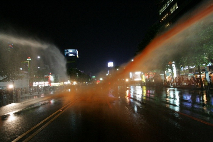 В Южной Корее полиция *вооружена* красной краской, 2008 г.