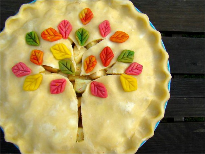 Пирог с украшением в виде цветущего дерева