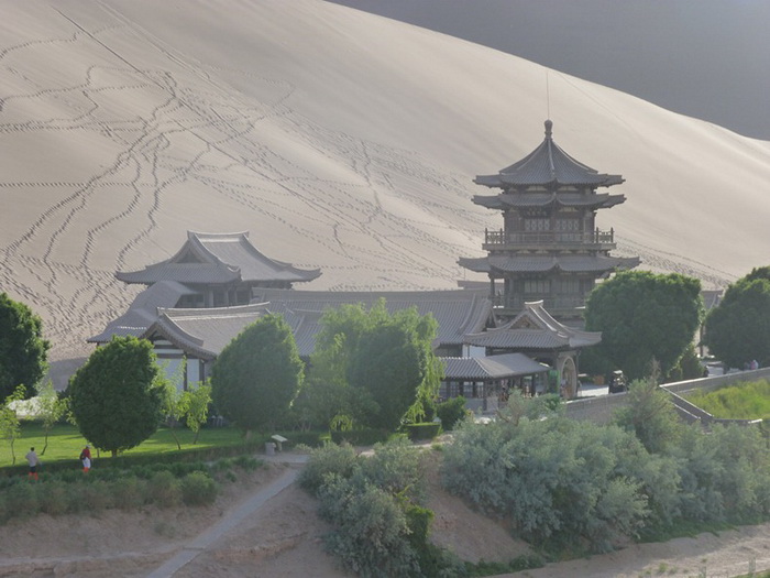 Пагода на берегу озера Полумесяца в Китае