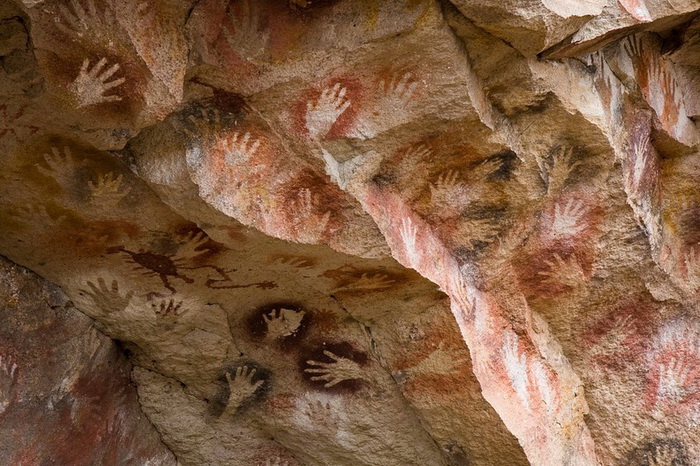 Отпечатки ладоней на стенах пещеры были оставлены около 10 тысяч лет назад