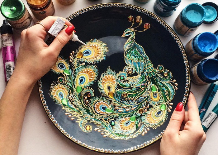 Точечная роспись на декоративных тарелках от российской художницы