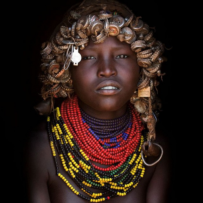 Необычные парики из крышек: традиции африканского племени дасанеч