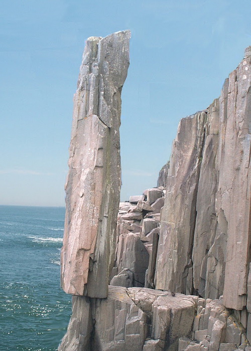 Балансирующий камень на острове Long Island в Новой Шотландии