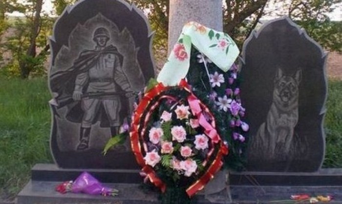 Венки у памятника героям-пограничникам и служебным собакам. Фото: ru.wikipedia.org