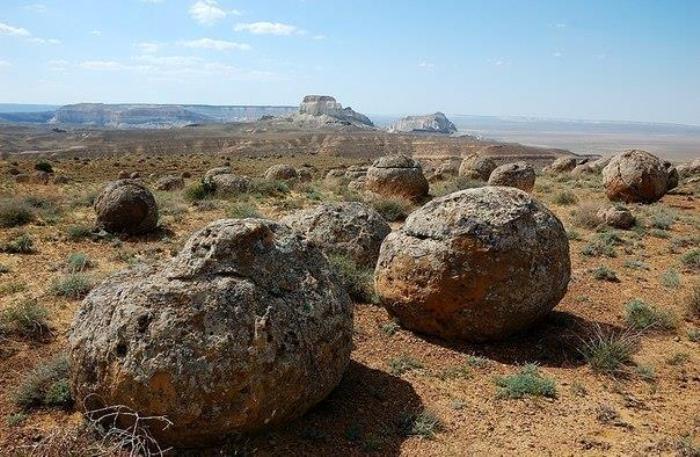 О происхождении каменных шаров спорят историки