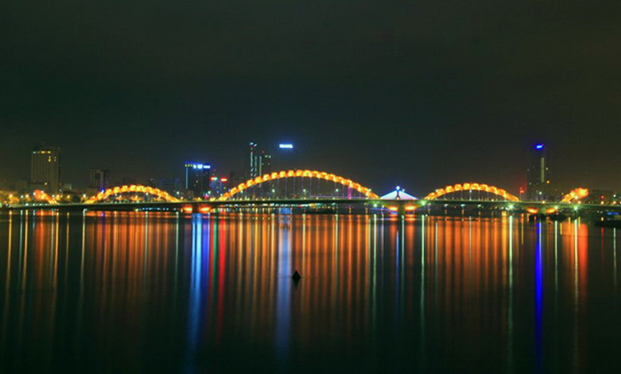 Мост постоянно меняет свой цвет благодаря уникальной подсветке