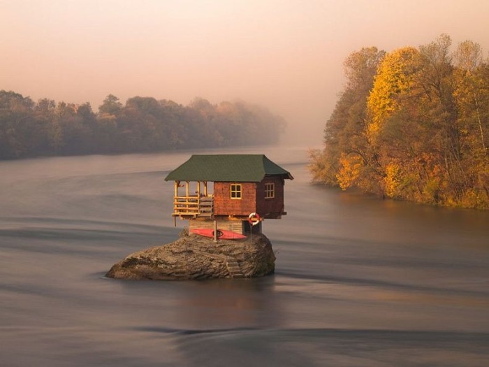 Одинокий домик посреди реки Дрина (Сербия)