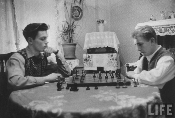 Вечерний досуг: игра в шахматы с другом.
