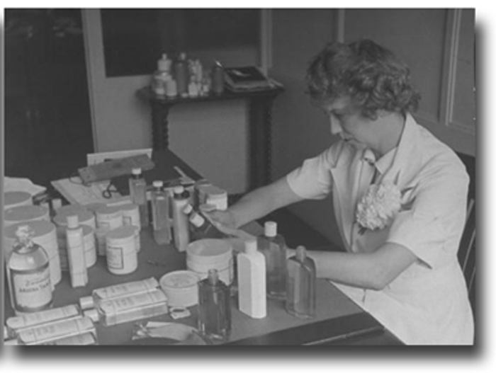 Элизабет Арден за работой в лаборатории. 1936 год