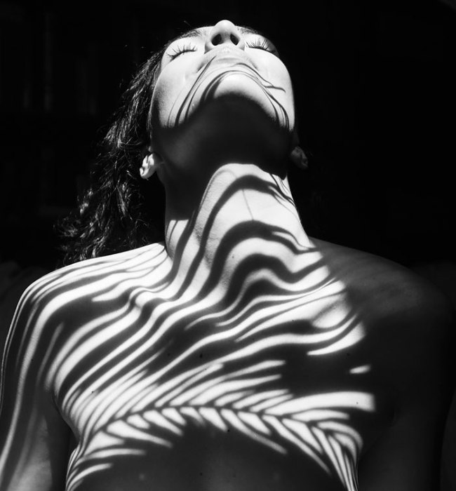 Обнаженные женские тела, одетые в тени, на снимках от Эмилио Джименез