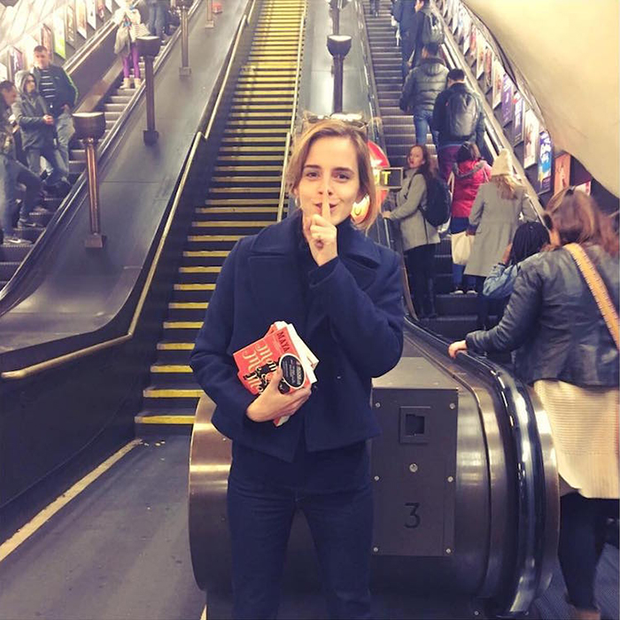Эмма Уотсон в метро с книгой