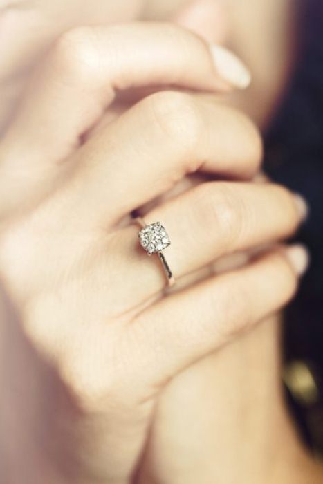 Обручальное кольцо с бриллиантом.
