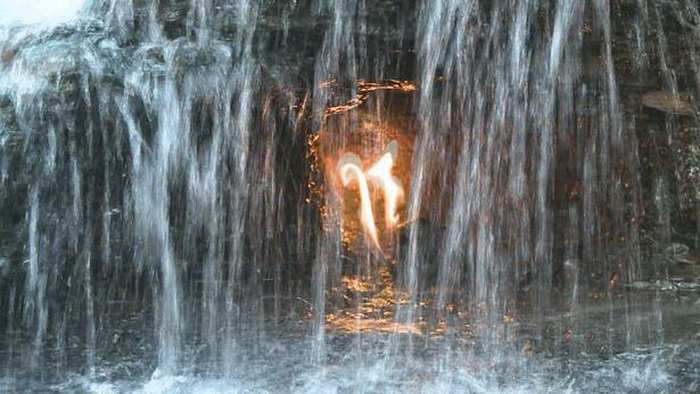 Водопад *Вечный огонь* в нью-йоркском парке