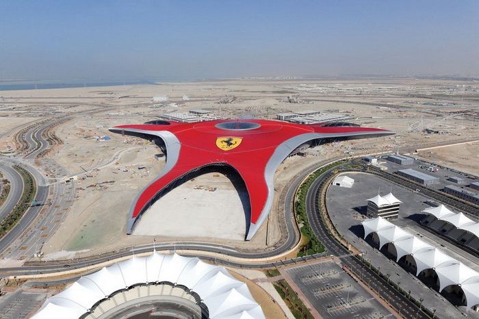 На гигантской крыше помещен крупнейший в мире логотип Ferrari