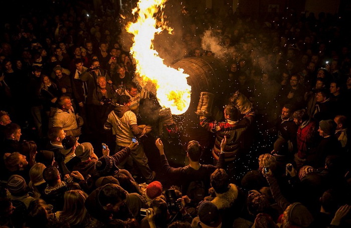 Фестиваль горящих бочек в деревне Оттери-Сент-Мэри