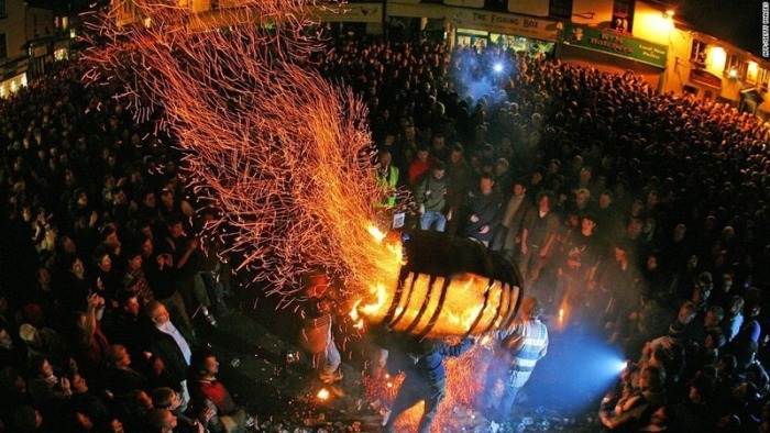 Фестиваль горящих бочек (графство Девон, Англия)