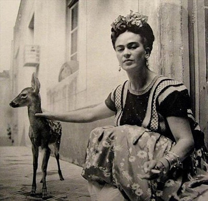 Фрида Кало и ее олень, 1939 год.