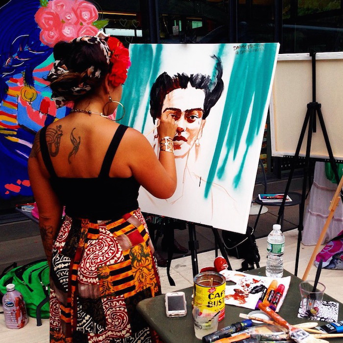 Художница рисует портрет Фриды Кало