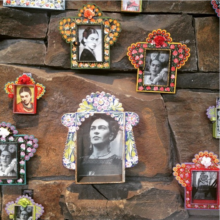 Сад украшен фотографиями Фриды Кало