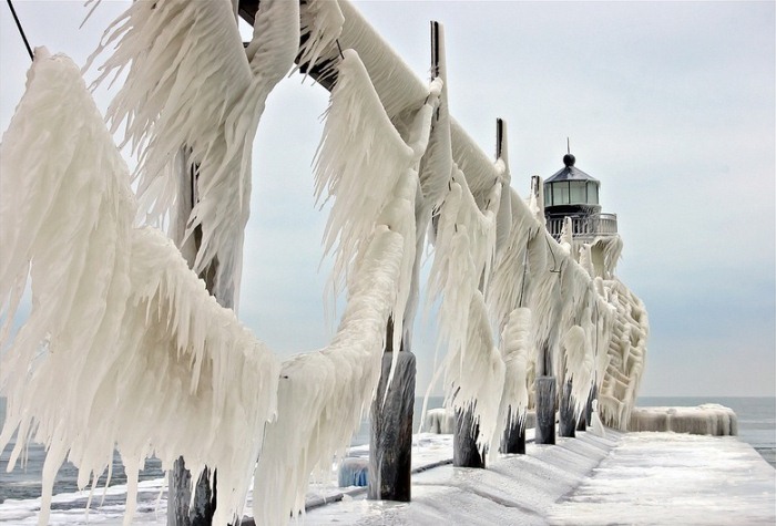 Обледеневшие маяки озера Мичиган на фотографиях Тома Джилла