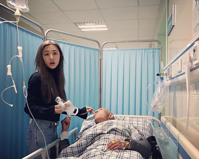 Fu Xuewei заботится в больнице о дедушке.