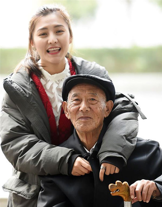 Fu Xuewei с дедушкой в повседневной жизни.