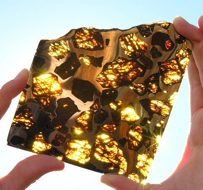 В составе метеорита Фукан - железо-никелевая основа и большие вкрапления оливина
