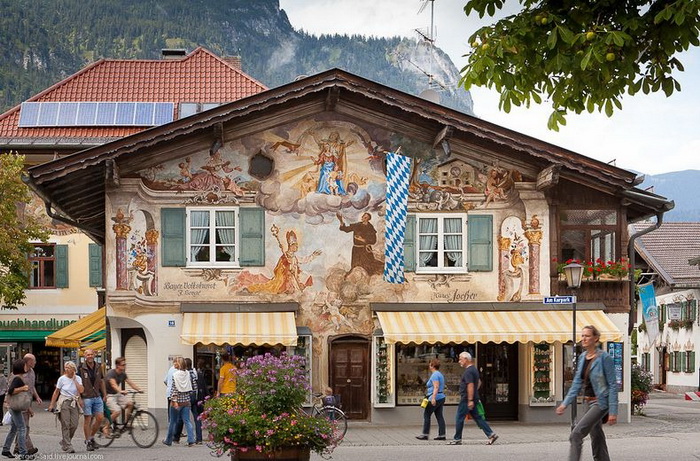 Картины на стенах домов альпийского городка Гармиш-Партенкирхен