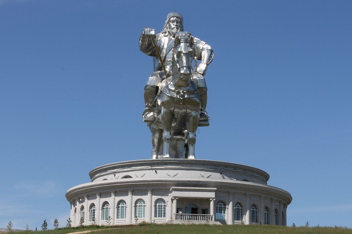 Статуя Чингисхана установлена на 10-метровом постаменте