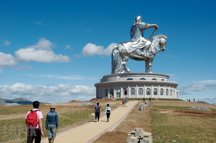 Статуя Чингисхана - крупнейшая конная статуя в мире