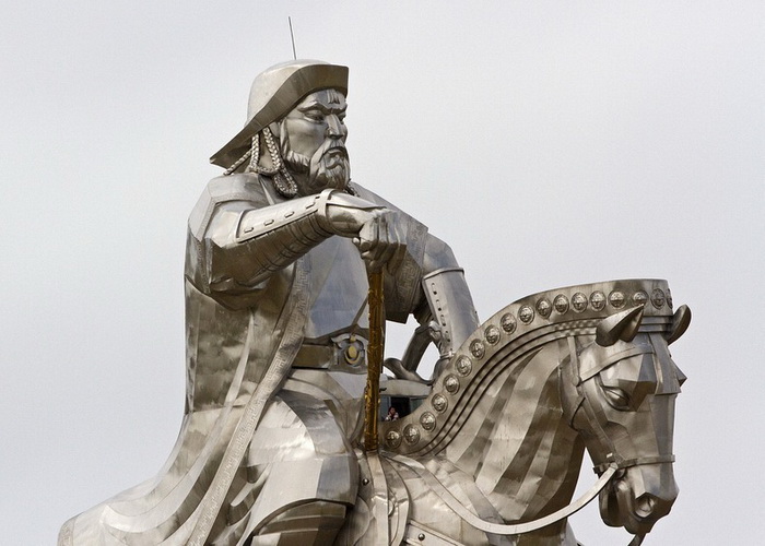 Для статуи Чингисхана понадобилось 250 тонн нержавеющей стали