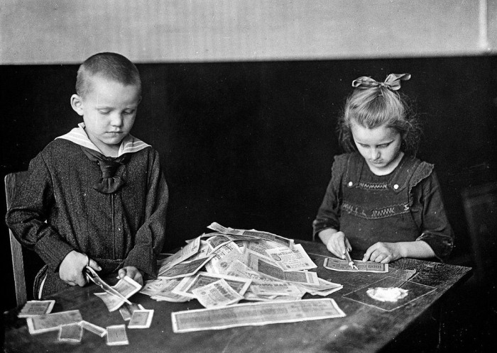 Дети играют с банкнотами, которые превратились в бумажки из-за инфляции.