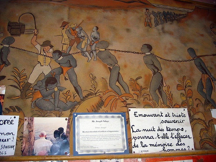 Стена музея в Доме рабов