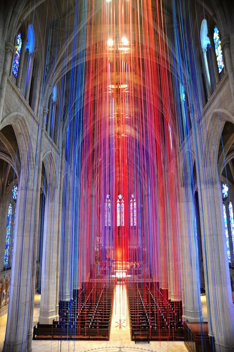 Для инсталляции потребовалось более 1000 разноцветных атласных лент