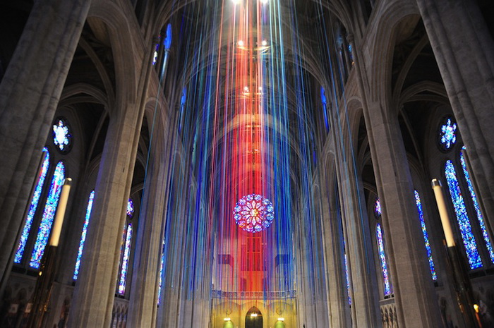 Graced with Light: яркая инсталляция в соборе Грейс (Grace Cathedral)