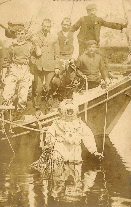 Ныряльщик за спонжами, Флорида, около 1907 года