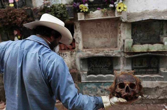 Чистильщики могил - нужная профессия на кладбищах в Гватемале