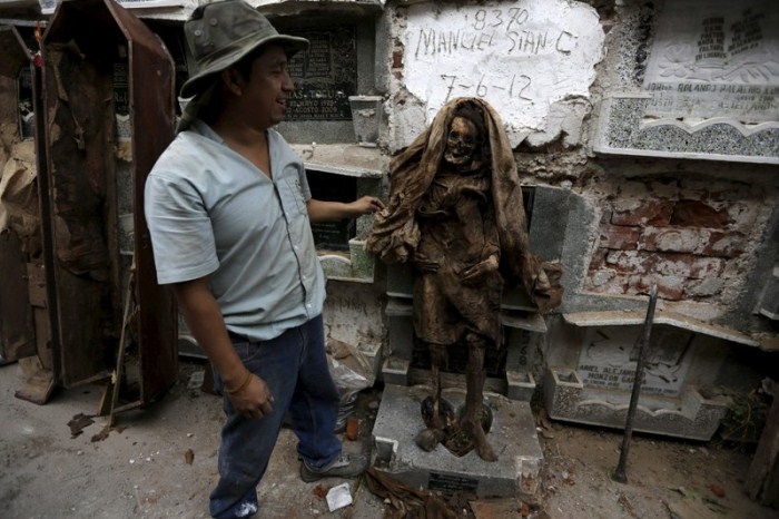 Чистильщик могил извлек мумифицированное тело