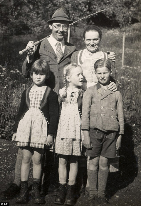 Семейный портрет: Гиммлер с женой Маргой, по центру Гудрун, справа приемный сын Герхард, слева подруга Гудрун