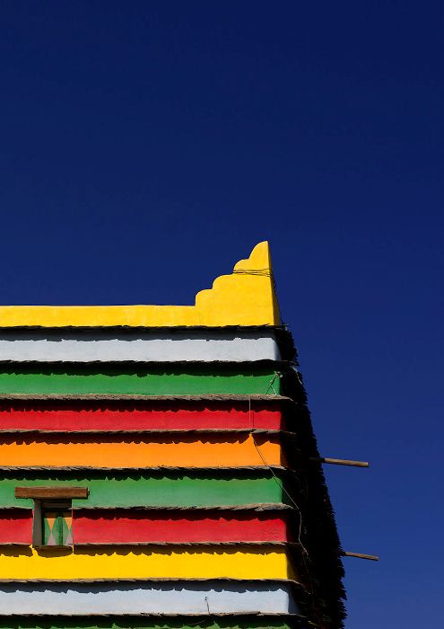 Разноцветные стены дома.