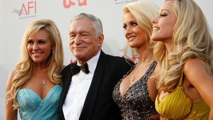 Хью Хефнер с моделями Playboy.