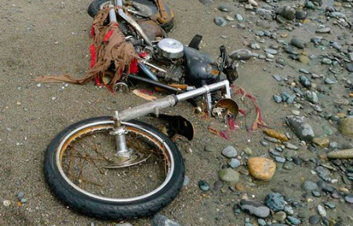 Мотоцикл, выброшенный на берег после цунами.