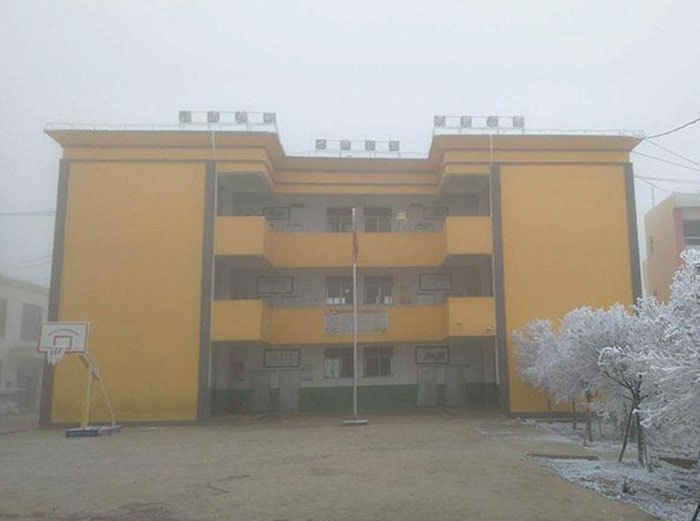 Китайская школа зимой не отапливается.