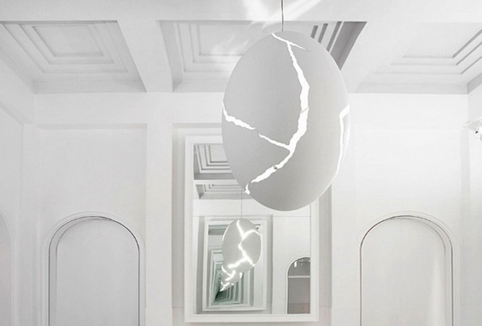 Лампа в форме треснувшего яйца от дизайнера Инго Маурера
