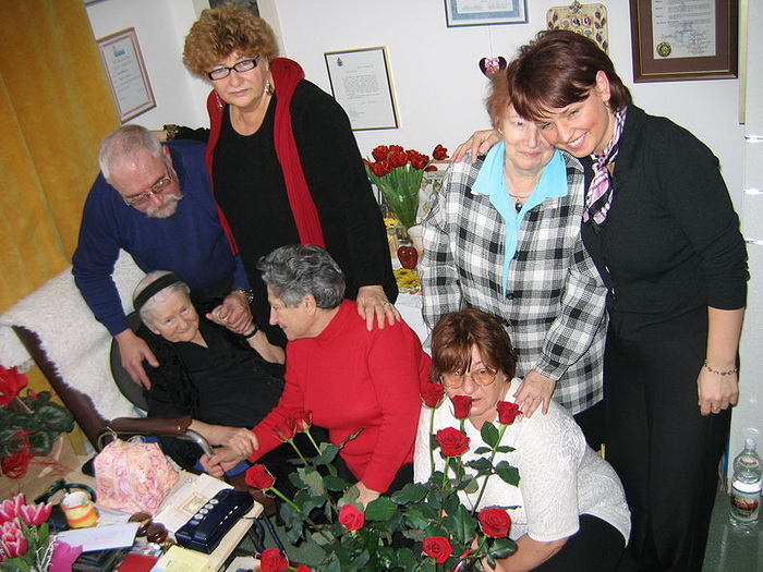 Ирэна Сэндлер в окружении тех, кого она спасла из Варшавского гетто