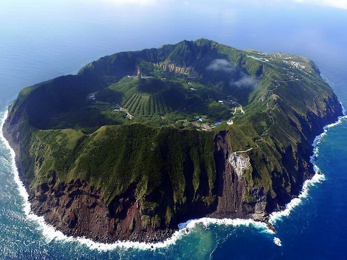 Остров-вулкан Аогашима.