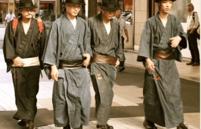 Японские самураи на улицах Токио.