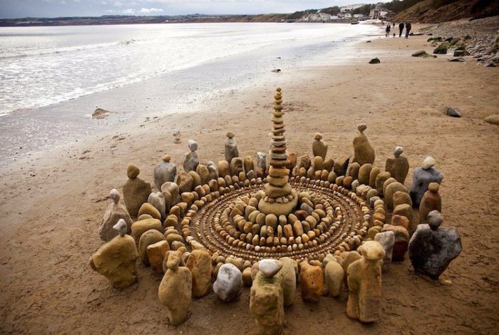 Мандала с балансирующими камнями. Ленд-арт на пляже.