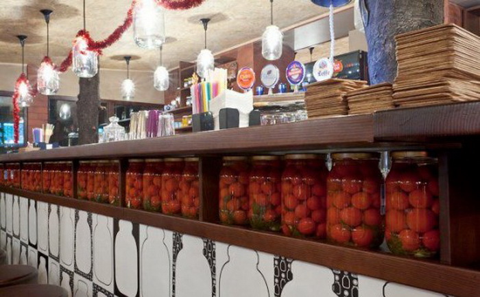 Банки с консервированными помидорами украшают барную стойку